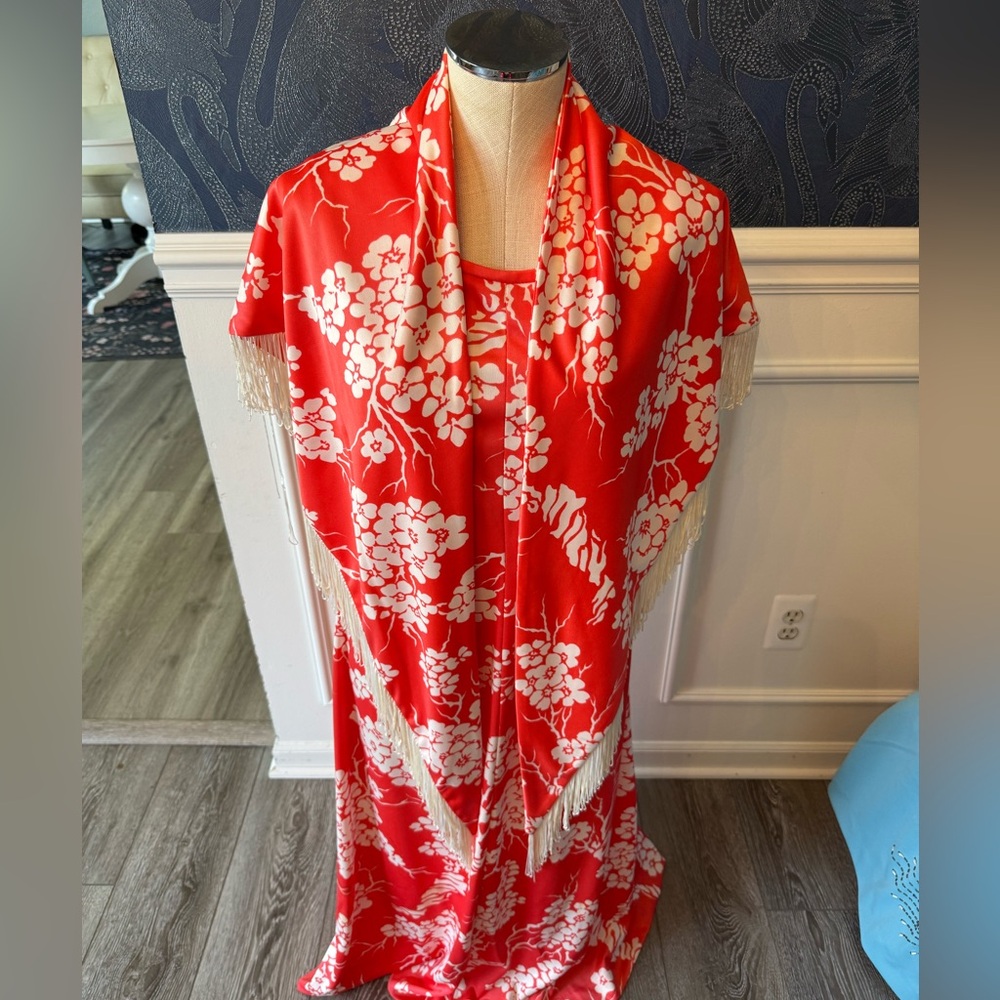 Hawaiian print two-piece outfit with fringe shawl